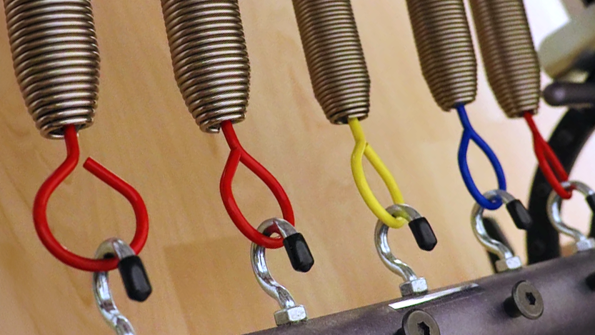 Foto: Rote Federn am Pilates Reformer