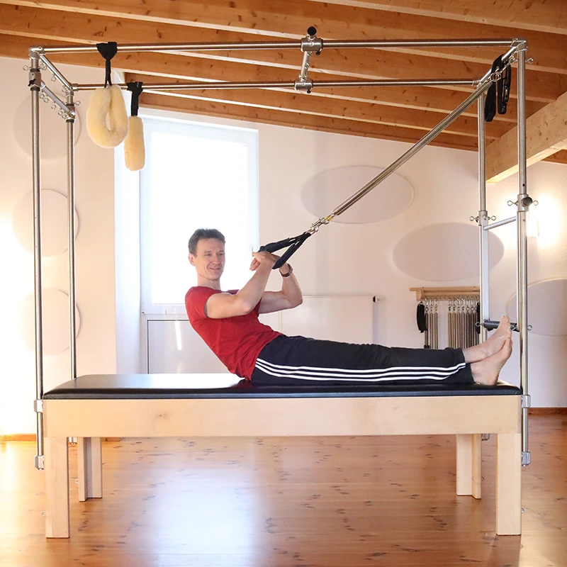 cadillac_4M6A4658_800px Foto: Pilatestrainer führt Pilates Übung mit einem Cadillac oder Trapez Tisch aus